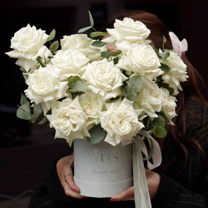 Flowerbox of white roses