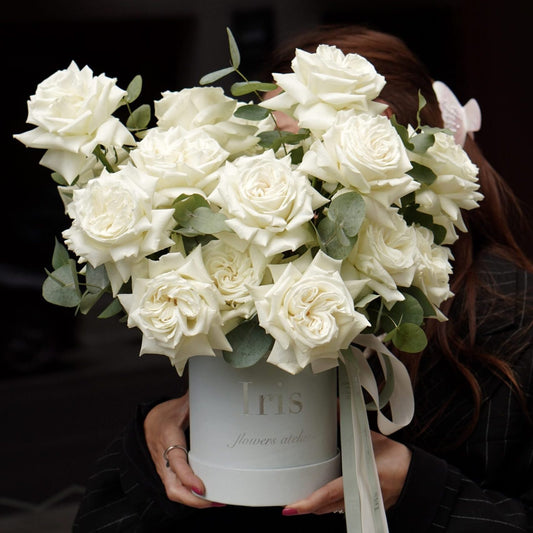 Flowerbox of white roses